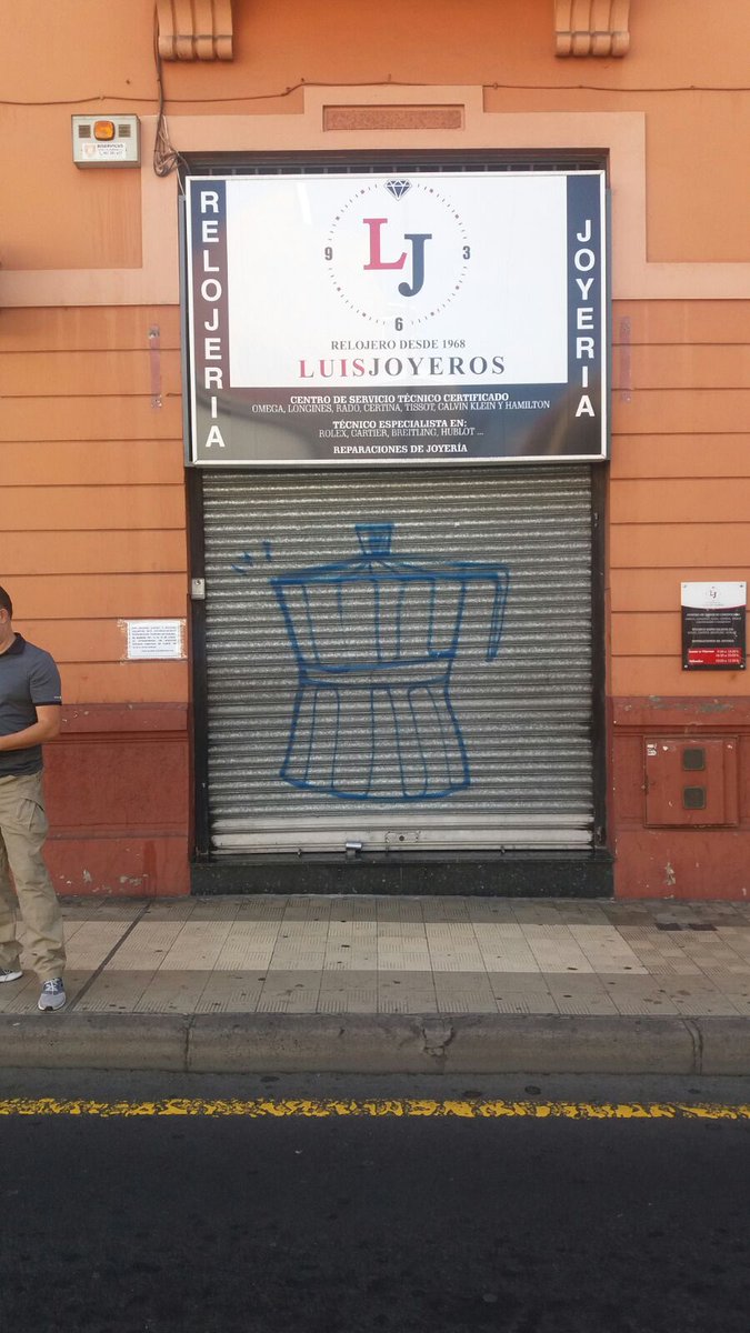 Una fachada de un comercio, con la cafetera pintada. / TWITTER POLICÍA LOCAL SC