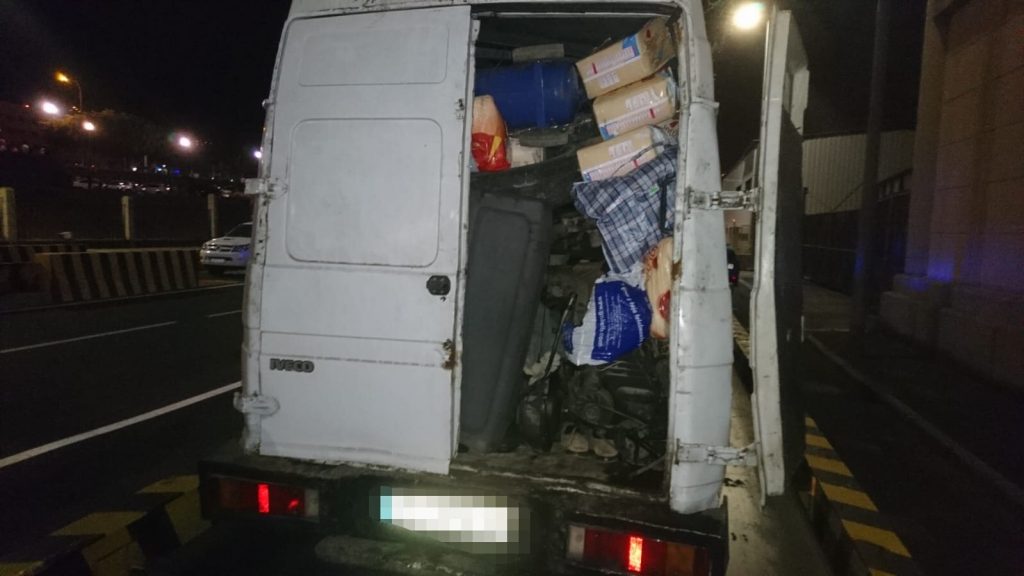 El furgón con la carga por el que ha sido sancionado el conductor. / TWITTER POLICÍA LOCAL DE SC