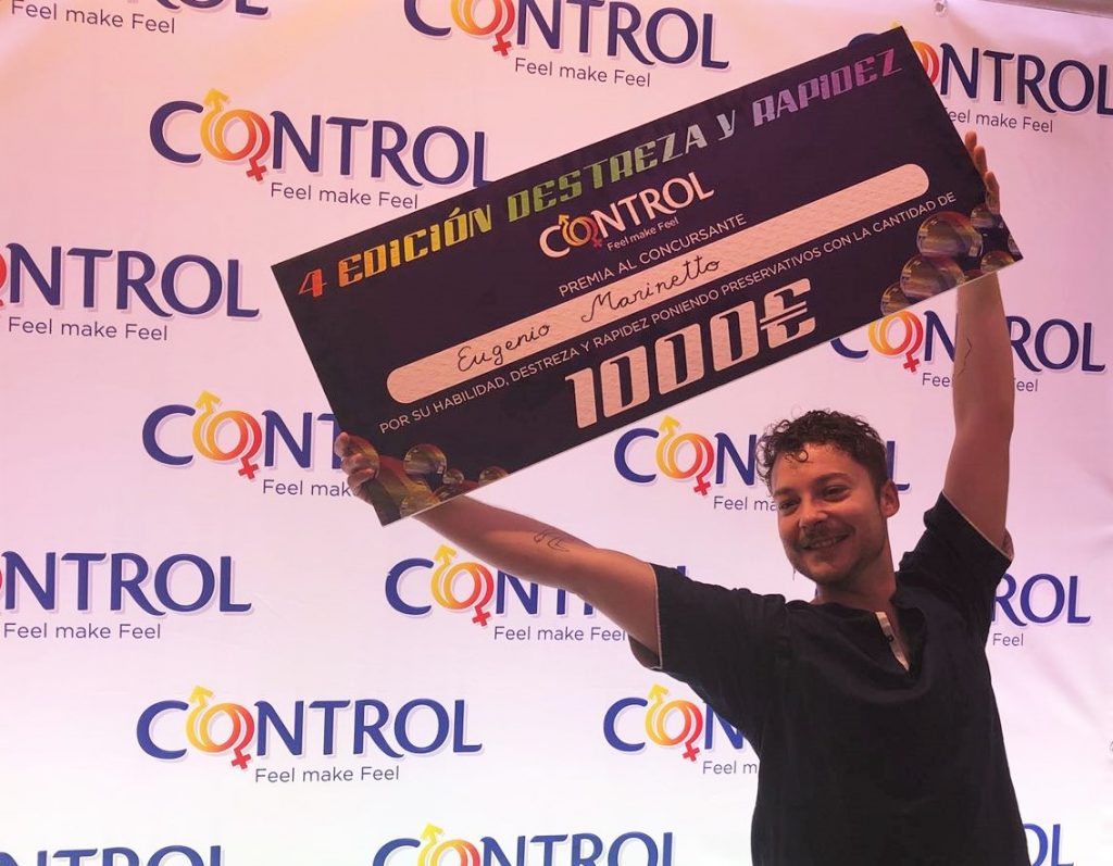 Eugenio Marinetto consigue el título del más rápido de España poniendo preservativos. | DA