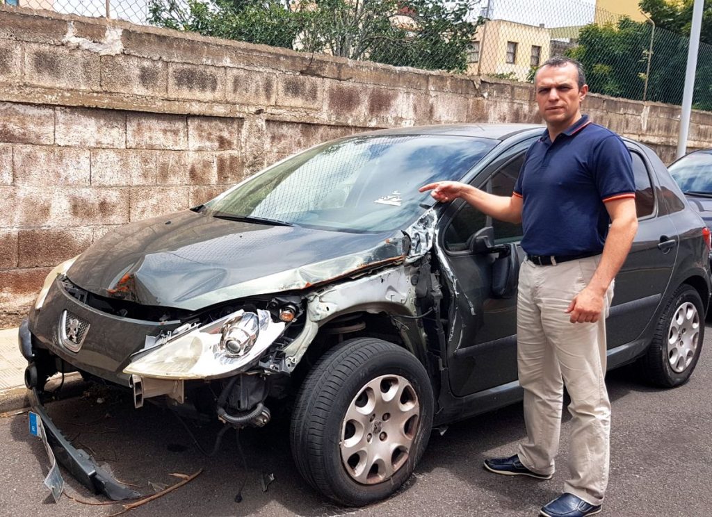 Jonatán Díaz con un coche abandonado en El Coromoto. / DA