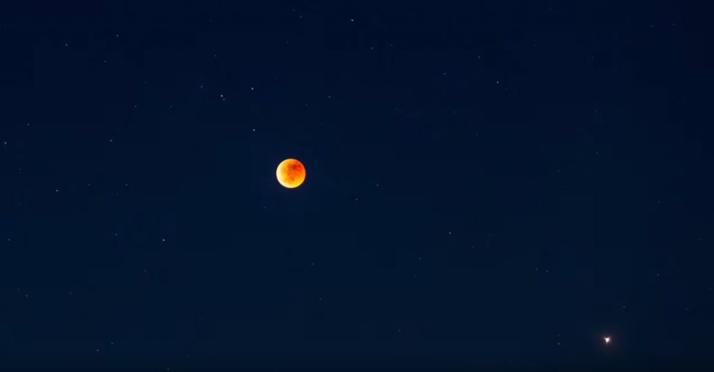 Luna roja desde El Teide | FOTO: IAC / Daniel López