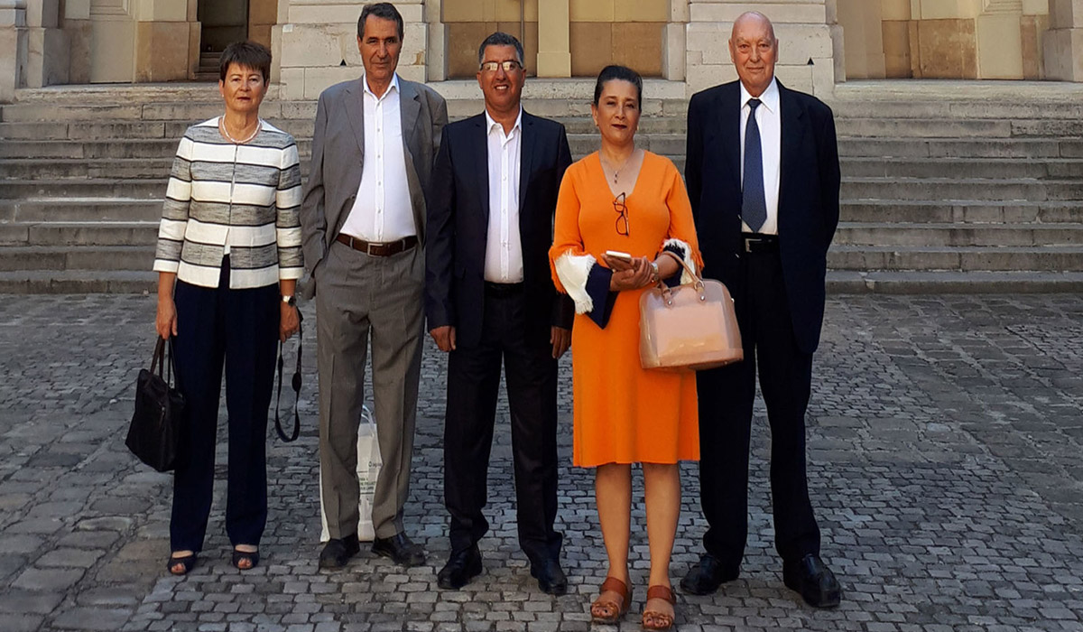 Marzol, primera por la izqueirda, con el equipo marroquí en la recogida del premio en París. ULL