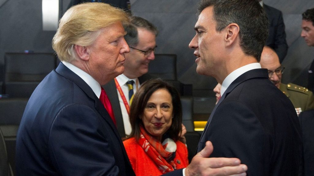 Pedro Sánchez y Donald Trump se saludan en la cumbre de la OTAN. / EE