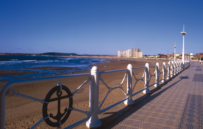 Playa de Salinas, en Asturias. / TURISMO DE ASTURIAS