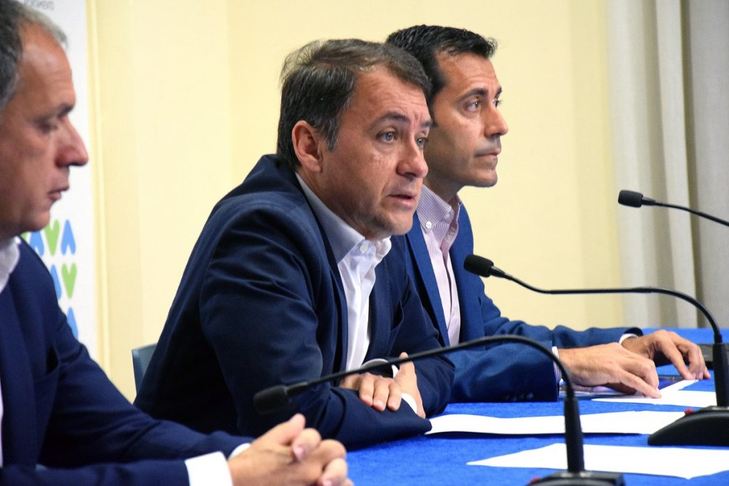 José Manuel Bermúdez, alcalde de Santa Cruz y Juan José Martínes, concejal de Hacienda / DA