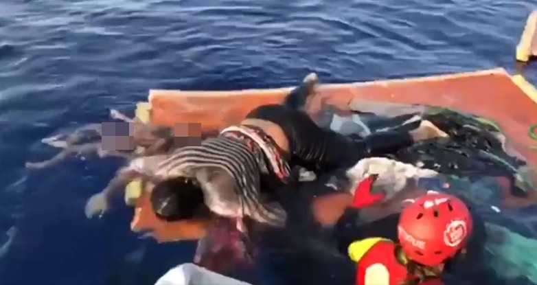 Cadáver de una mujer y un niño rescatados en el Mediterráneo. / OPEN ARMS