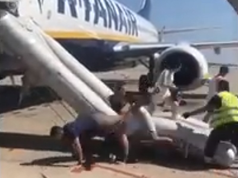Evacuan un avión de Ryanair tras incendiarse un móvil a bordo. / TWITTER