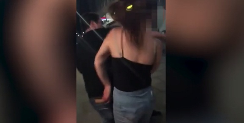 Momento en que el joven golpea a la chica. / DAILY MAIL