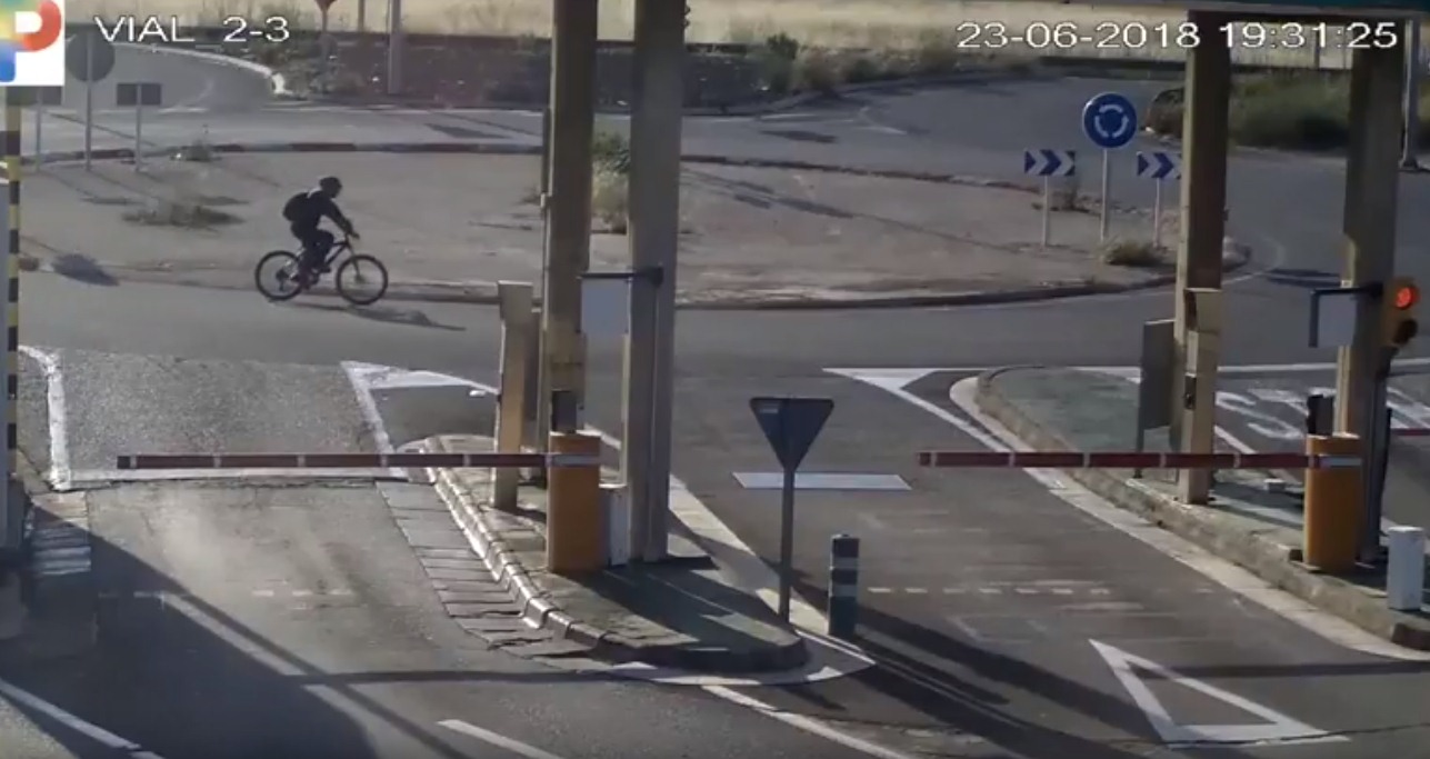 El ciclista, segundos antes de ser atropellado. / YOUTUBE