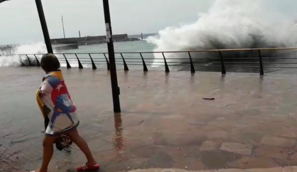 Las olas golpearon con fuerza en varias zonas del litoral isleño. DA