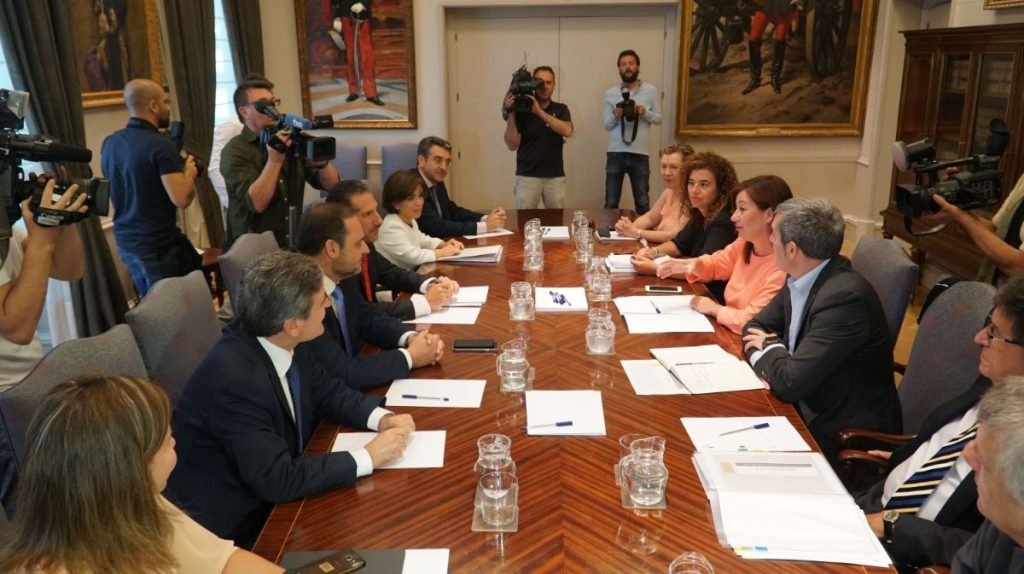 El ministro de Fomento, José Luis Ábalos, se reunió ayer en Madrid con los presidentes de Canarias, Fernando Clavijo, y de Baleares, Francina Armengol, para tratar las bonificaciones de viajes. | EP
