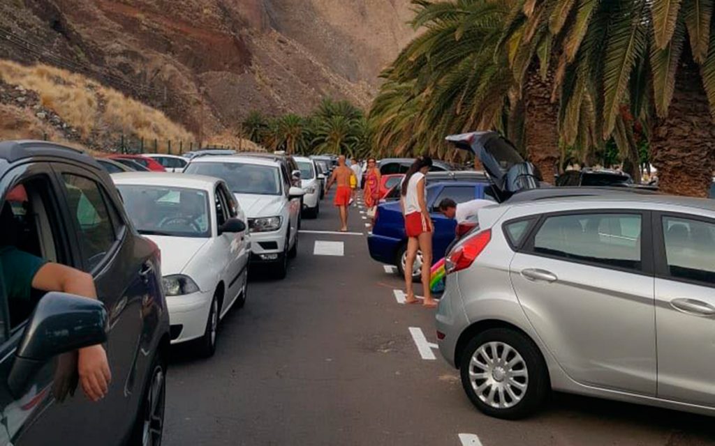 La imprevisión del Ayuntamiento dejó ayer atrapados a 2.000 coches en la playa de Las Teresitas