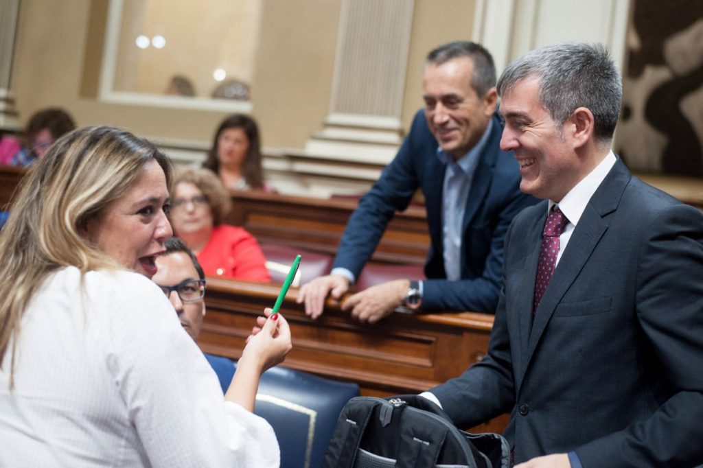 El presidente del Gobierno de Canarias, Fernando Clavijo (CC), en el pleno del Parlamento de Canarias de ayer, con un bolígrafo verde. Fran Pallero