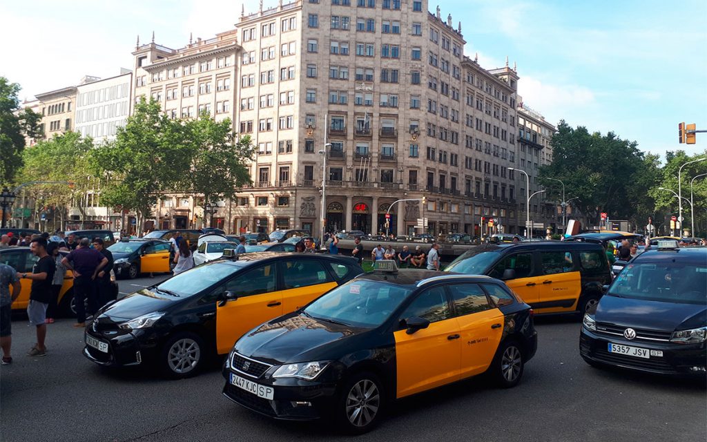 Los taxistas acuerdan mantener la huelga indefinida en Barcelona y la Gran Via cortada