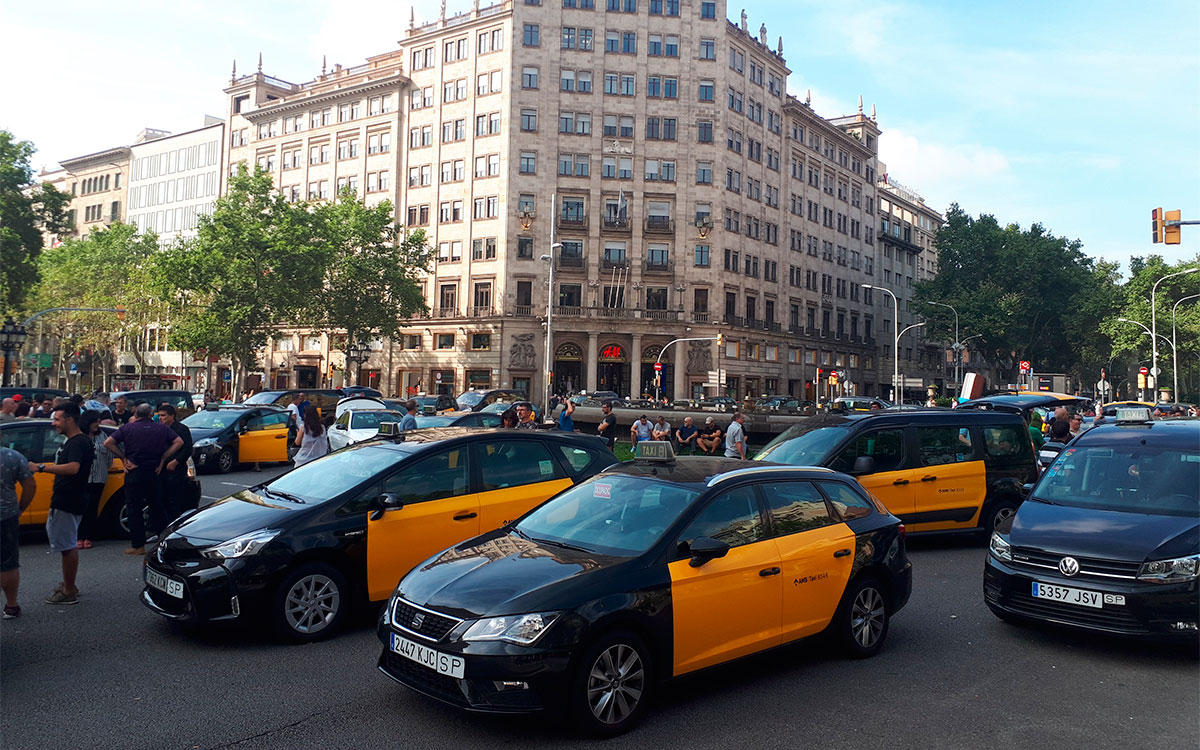 Los taxistas acuerdan mantener la huelga indefinida en Barcelona y la Gran Via cortada