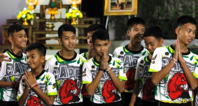 Primera aparición pública de los niños atrapados en la cueva de Tailandia. / TWITTER