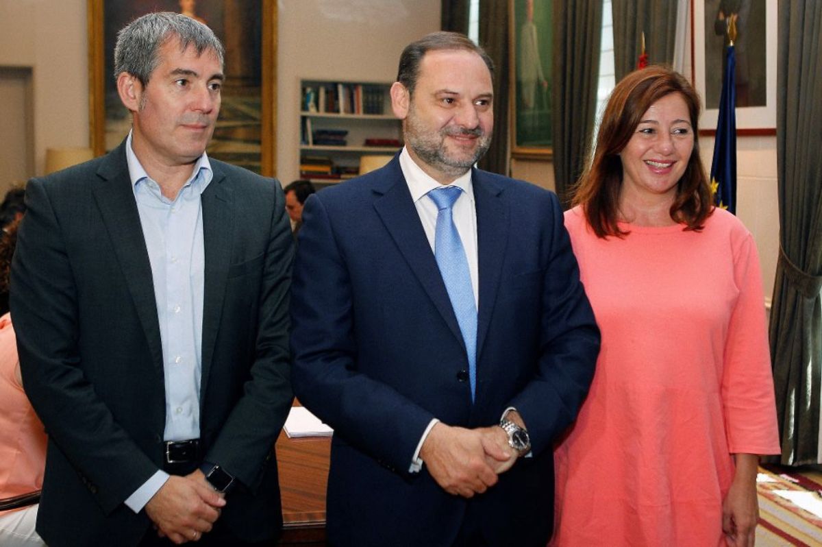 El presidente del Gobierno de Canarias, Fernando Clavijo (CC); el ministro de Fomento, José Luis Ábalos (PSOE), y la presidenta balear, Francina Armengol (PSOE) ayer en Madrid. Efe