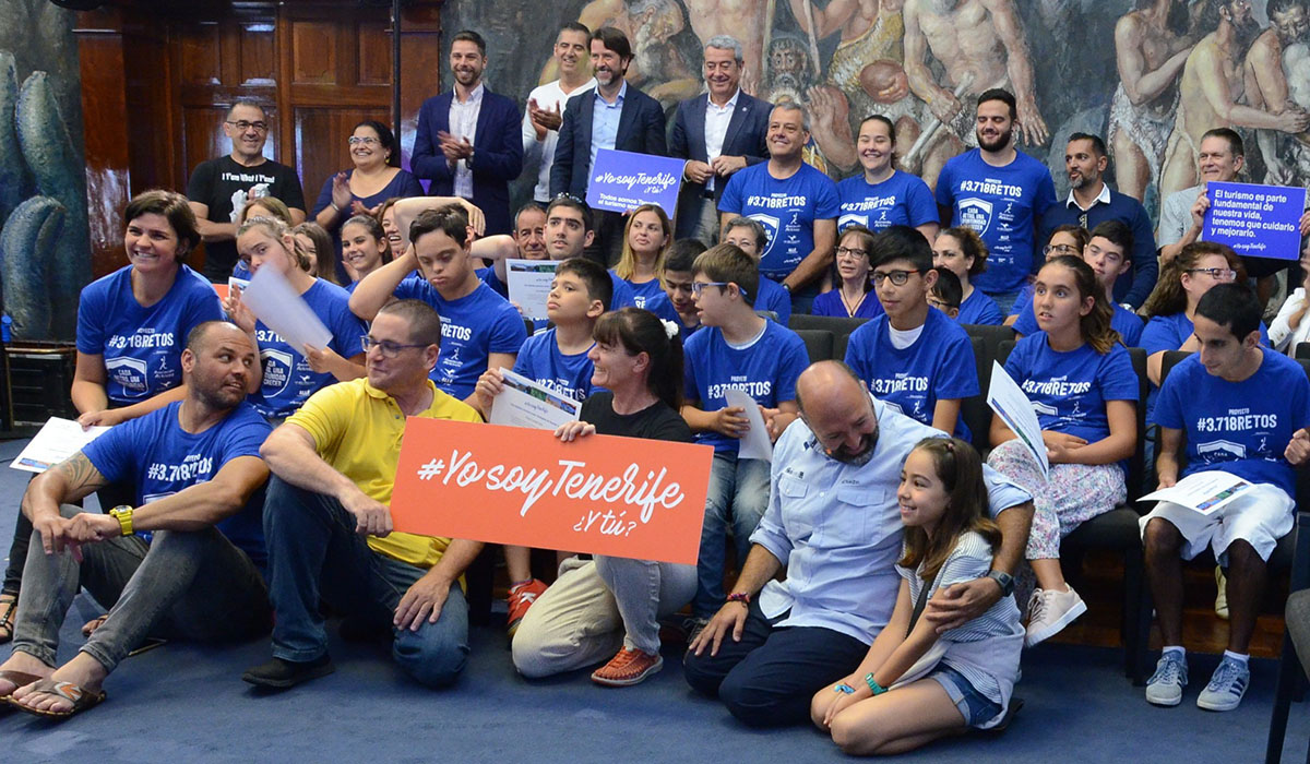 Los chicos y chicas fueron recibidos ayer en el Cabildo de Tenerife, donde se les reconoció el esfuerzo. DA
