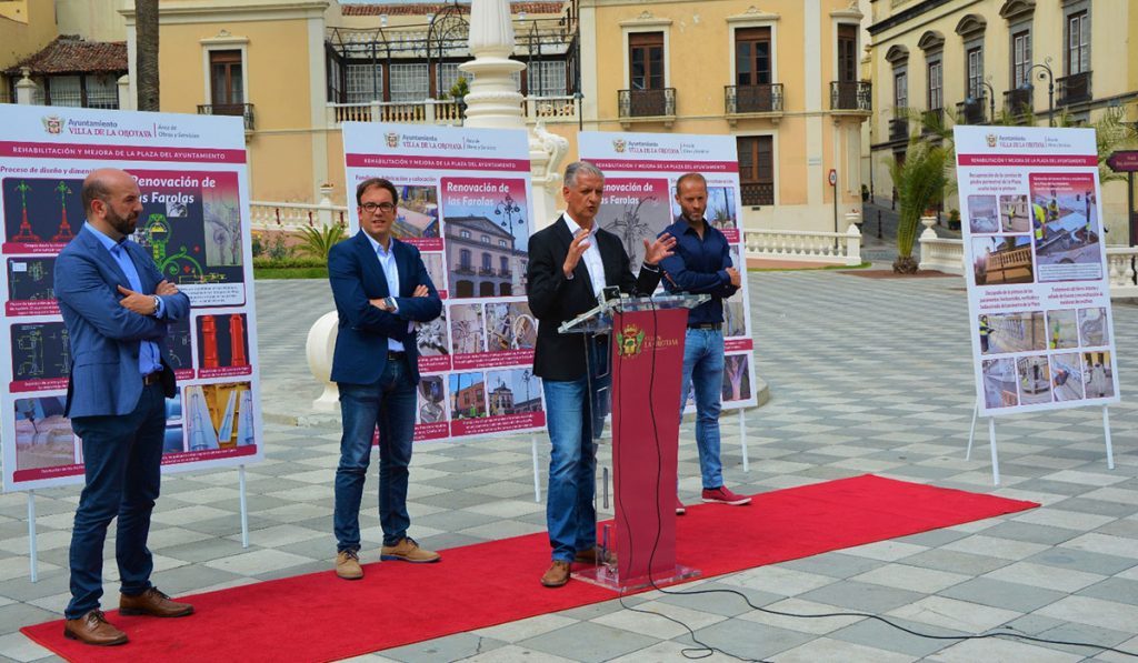 El alcalde y el edil de Servicios presentaron la conclusión de las obras en la misma plaza y junto a los técnicos. DA