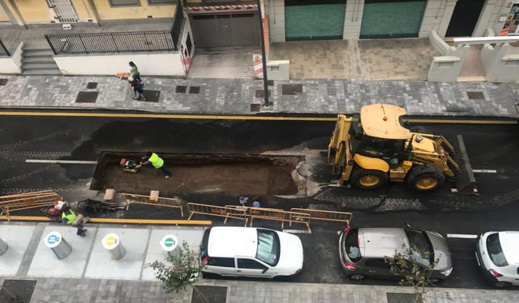 Durante dos días, un carril de la calle Méndez Núñez ha permanecido cerrado. DA