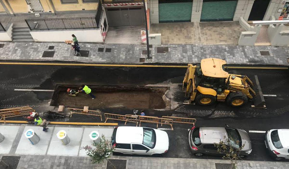 Durante dos días, un carril de la calle Méndez Núñez ha permanecido cerrado. DA