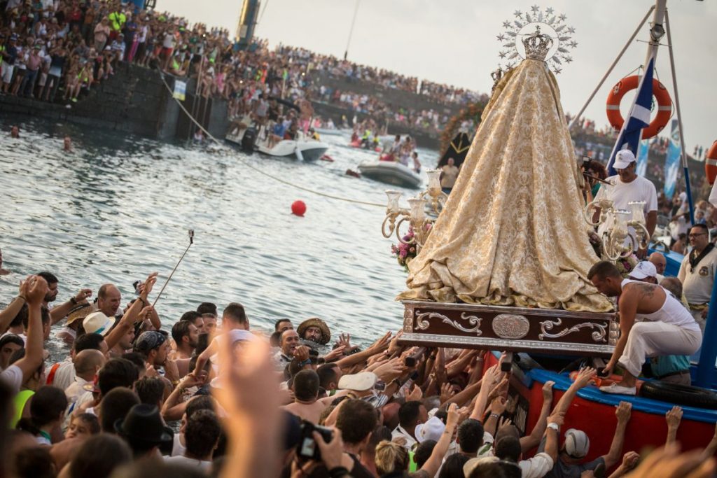 Miles de personas se darán cita hoy en el muelle pesquero del Puerto de la Cruz para acompañar a la Virgen del Carmen. Andrés Gutiérrez