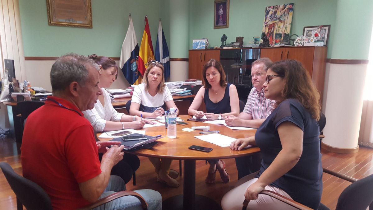 La alcaldesa, Mari Brito, y los ediles de Urbanismo y Participación Ciudadana, junto a técnicas municipales. DA