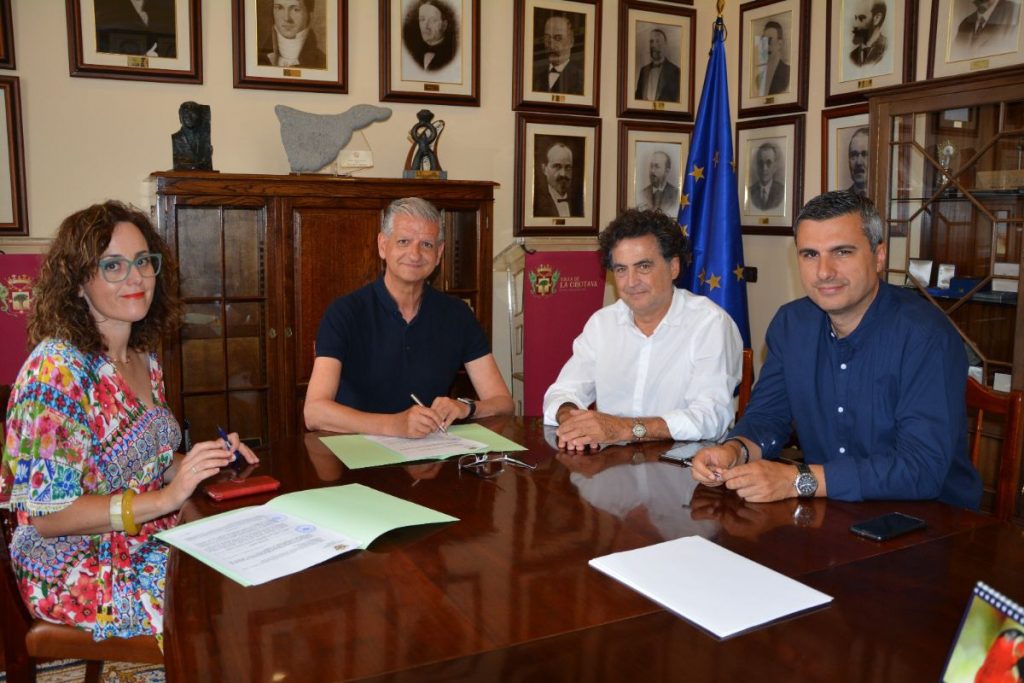 El alcalde Francisco Linares y Fernando Menis firmaron ayer el acuerdo. DA