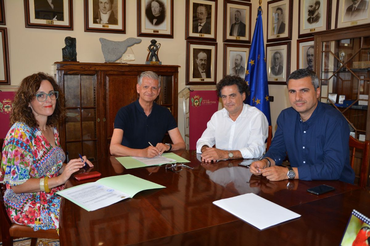 El alcalde Francisco Linares y Fernando Menis firmaron ayer el acuerdo. DA