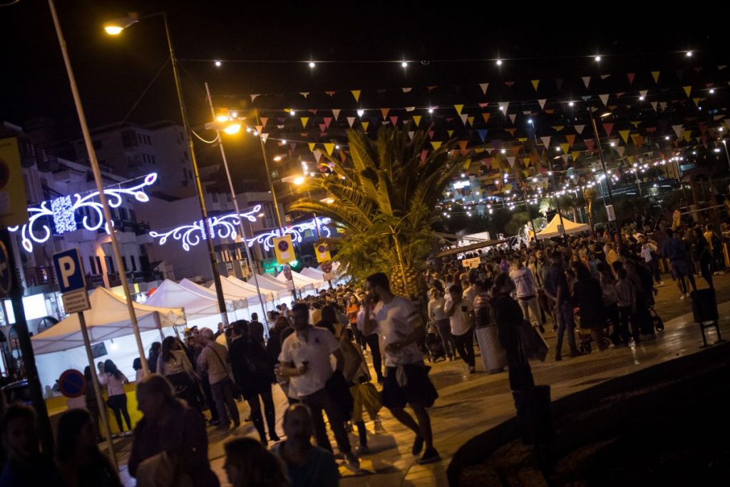 La Feria de Tapas y Vinos se trasladó el año pasado con gran éxito a la plaza de Los Pescadores. DA