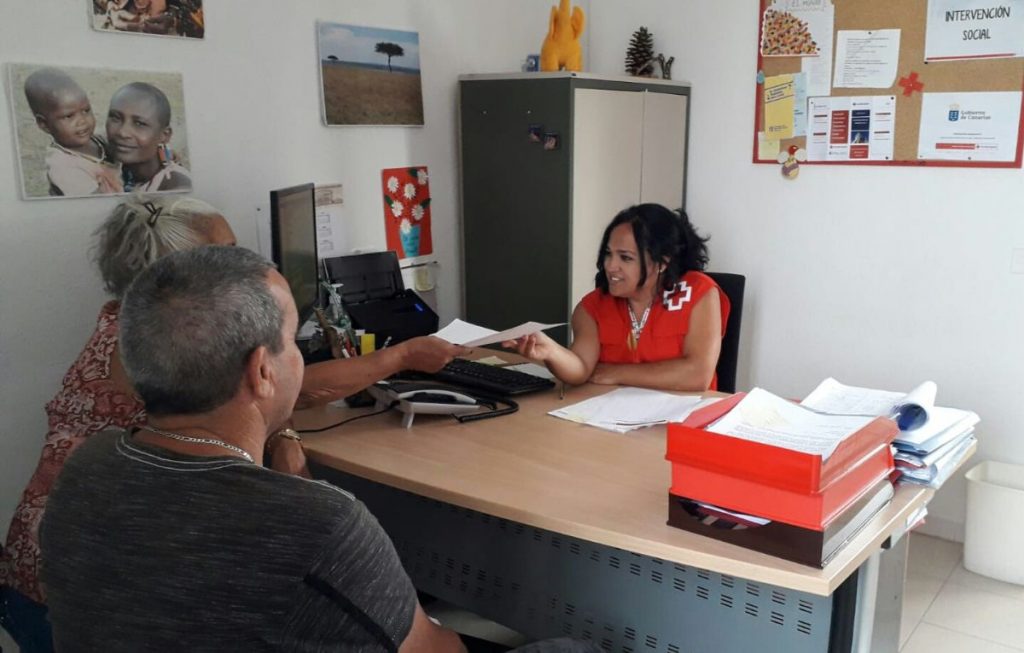 Ante el fuerte incremento de la demanda, Cruz Roja ha habilitado una lista de espera para asesoramiento jurídico. DA