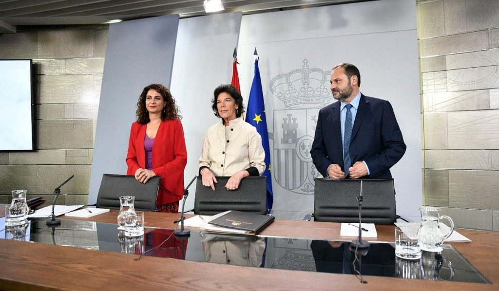 Imagen de la rueda de prensa posterior al Consejo de Ministros donde se aprobó el descuento del 75%. A la derecha, el ministro de Fomento, José Luis Ábalos. DA