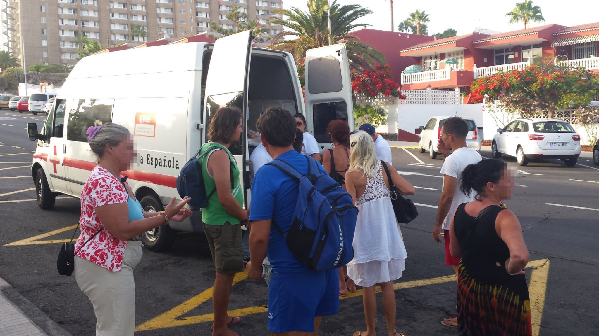 Cruz Roja atiende cada día a 158 personas que viven en cuevas, playas y polígonos del sur de la Isla