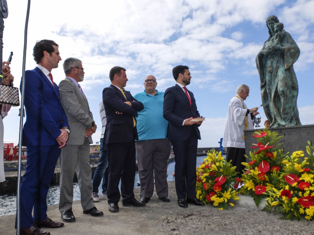 El lunes por la tarde se inauguró en el muelle portuense una escultura dedicada a la Virgen del Carmen. DA