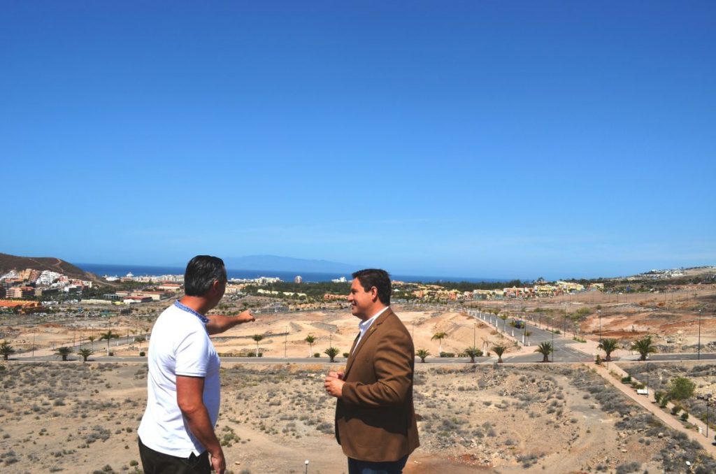 El alcalde, José Julián Mena (derecha), y el concejal de Urbanismo, Luis García, en una reciente visita a El Mojón. DA