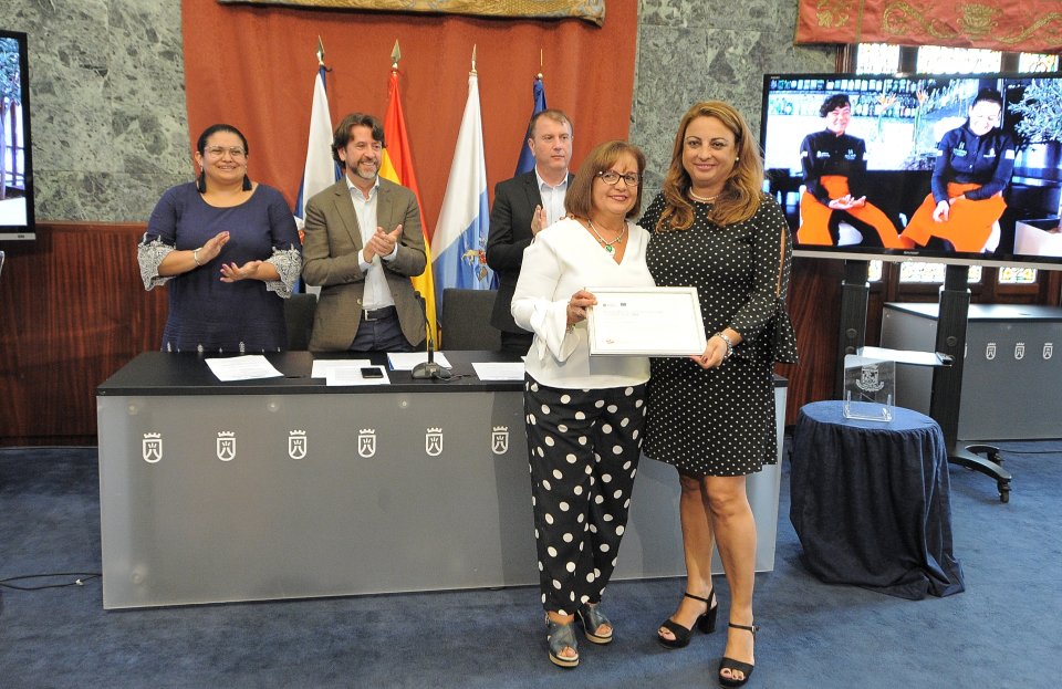 Cristina Valido (der.) hizo entrega del premio a Juana María Reyes. DA