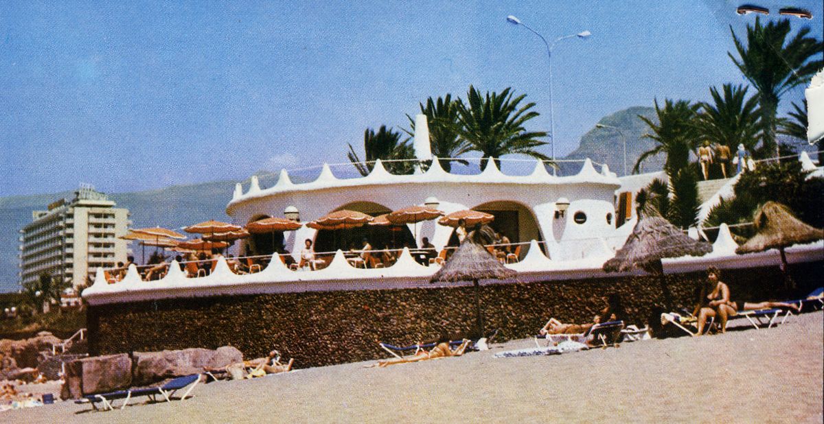 Imagen del edificio original, construido a mediados de los años 70, cuyas formas                       arquitectónicas, además de su situación, lo convirtieron en una construcción emblemática de Playa de Las Américas. DA