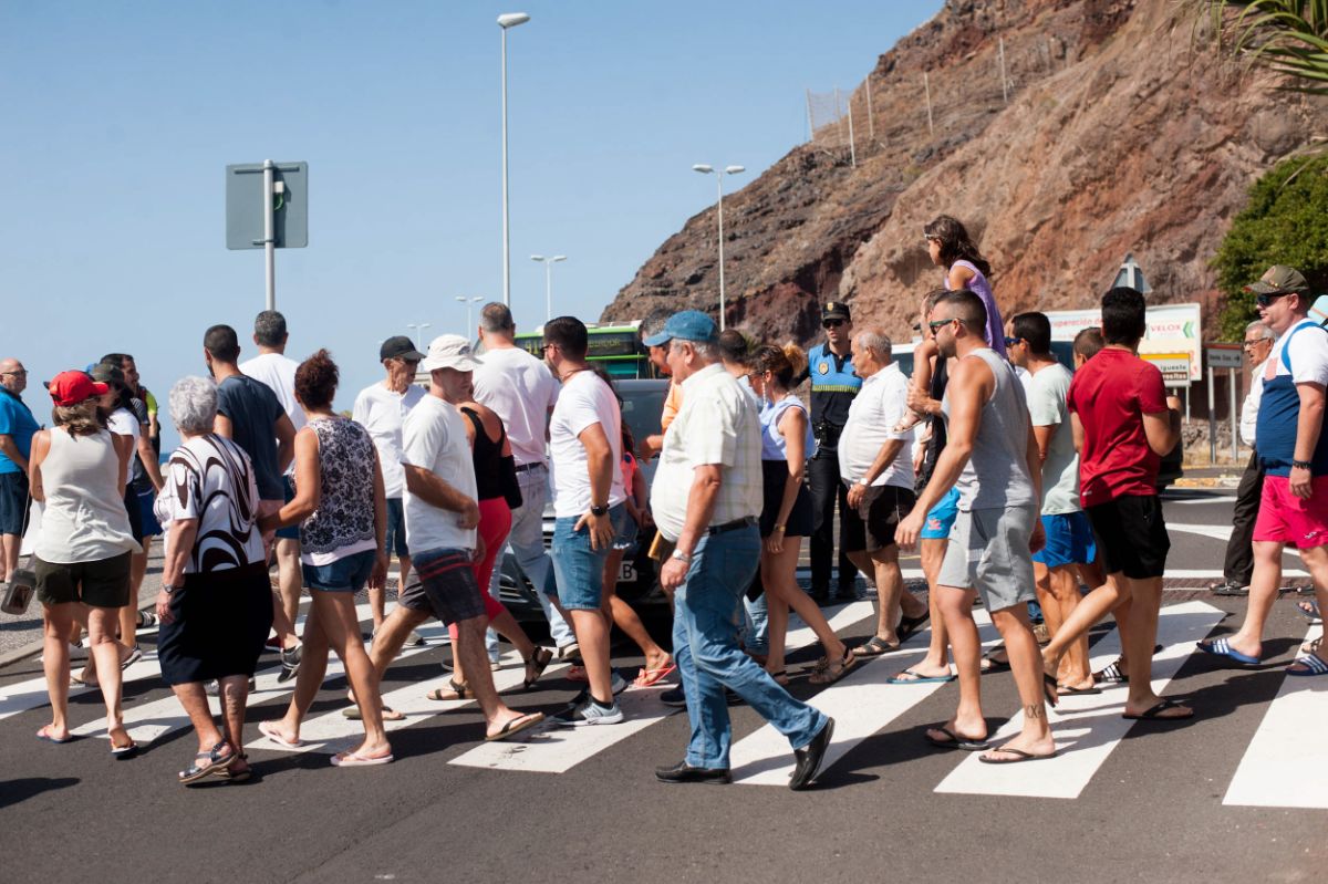 La avenida principal del pueblo quedó prácticamente inutilizada durante casi una hora por la protesta del CD San Andrés. Fran Pallero