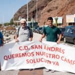 La avenida principal del pueblo quedó prácticamente inutilizada durante casi una hora por la protesta del CD San Andrés. Fran Pallero