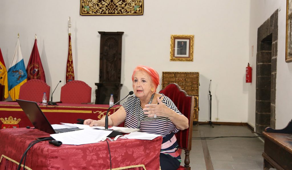 La veterana periodista Rosa María Calaf, ayer durante su intervención en Adeje. DA