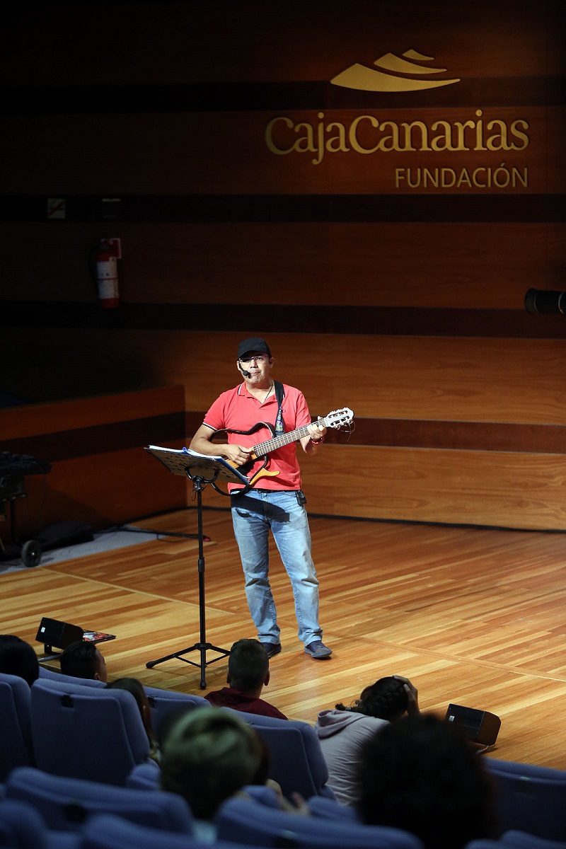 El músico y compositor José Luis Estévez ‘Güicho’, durante una actuación. DA