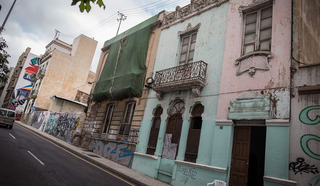La conocida Casa Clavijo se ubica en el 28 de la calle Miraflores, un edificio donde se ejerce la prostitución. A. G.