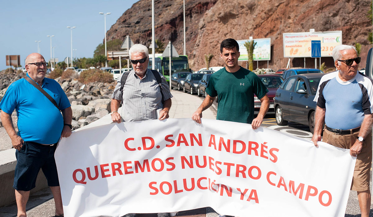 El pasado sábado, la directiva del CD San Andrés encabezó la protesta que bloqueó la entrada al barrio. F. P.