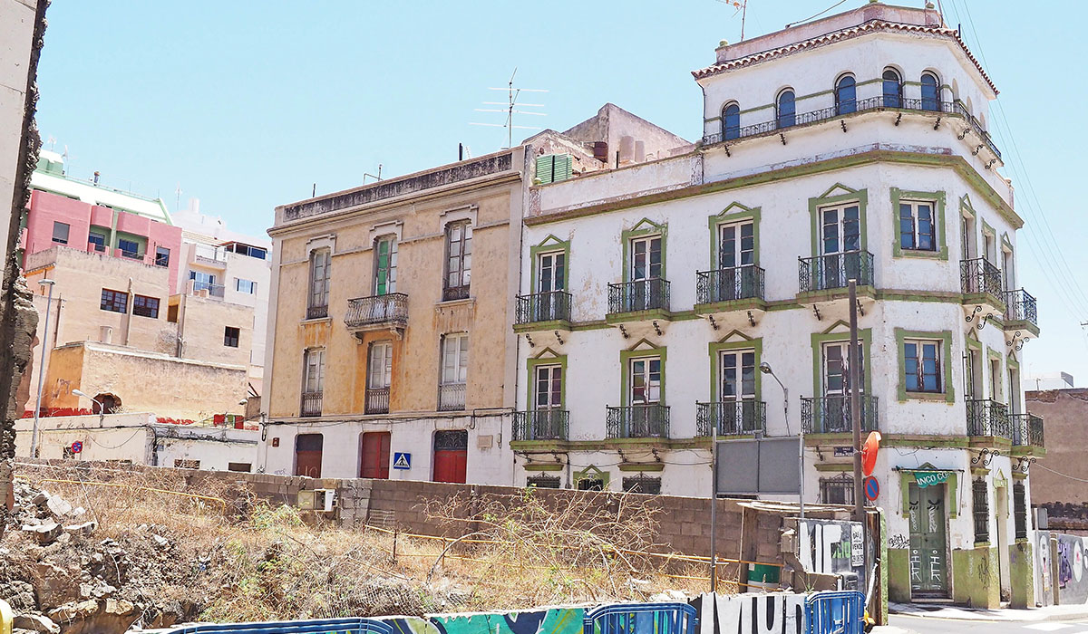 Los dos edificios que hacen esquina con Juan Padrón podrían ser demolidos según el informe del Cicop. S. M.