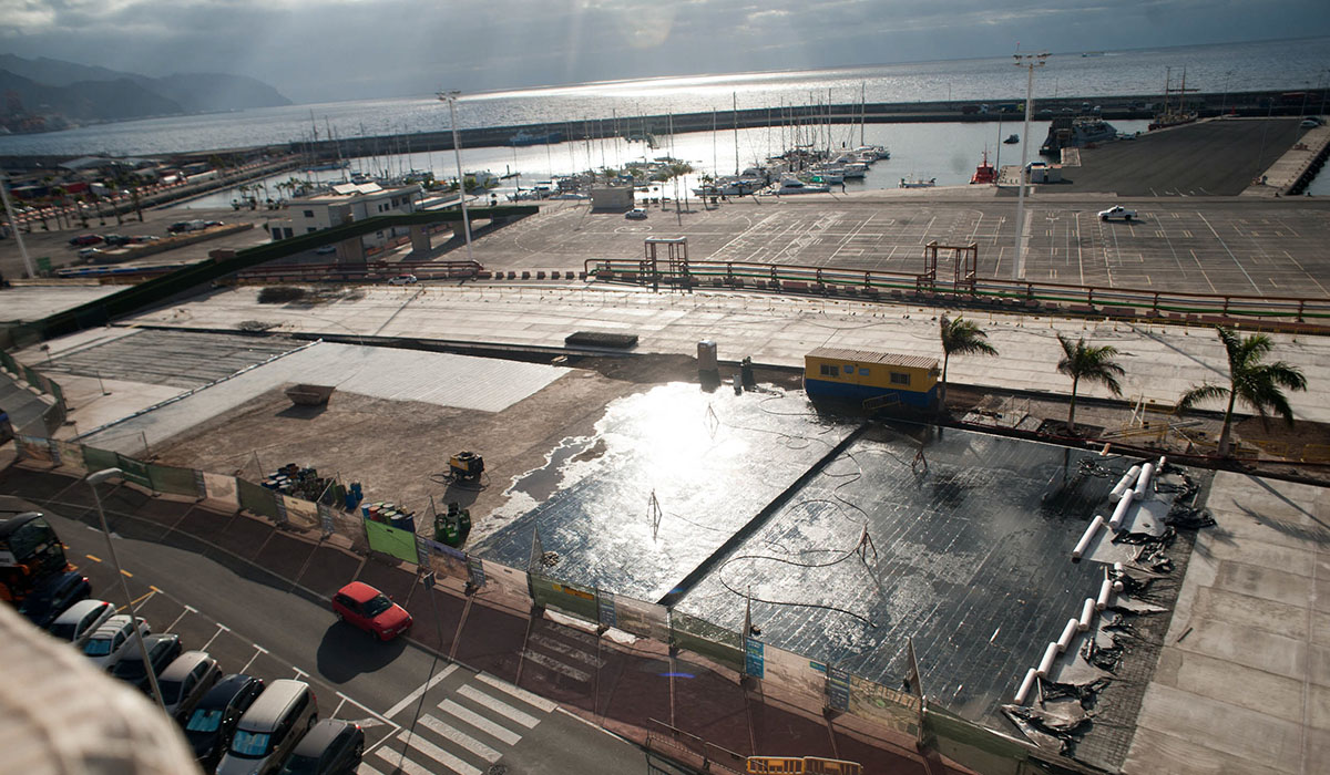 Ayuntamiento, Cabildo y Gobierno de Canarias realizaron ayer una visita a las obras de la plaza de España. Fran Pallero