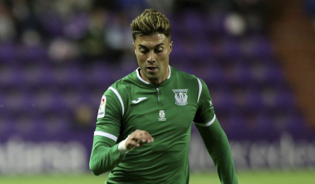 El atacante conduce la pelota durante un partido con el Leganés. DA