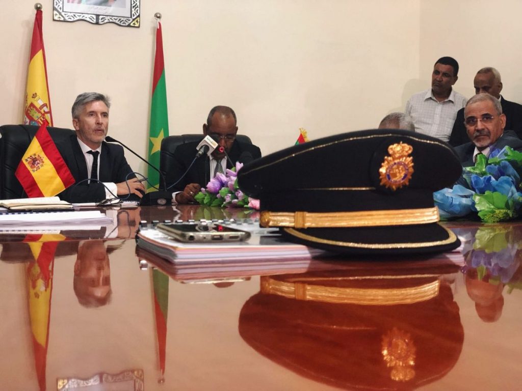 El ministro del Interior, Fernando Grande-Marlaska, ayer en Nuakchot junto a las autoridades mauritanas. Interior
