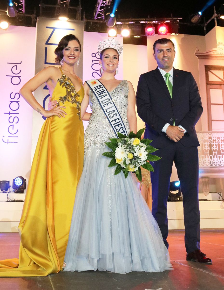 El alcalde realejero posa con las nuevas Reina y Princesa del Mar. DA