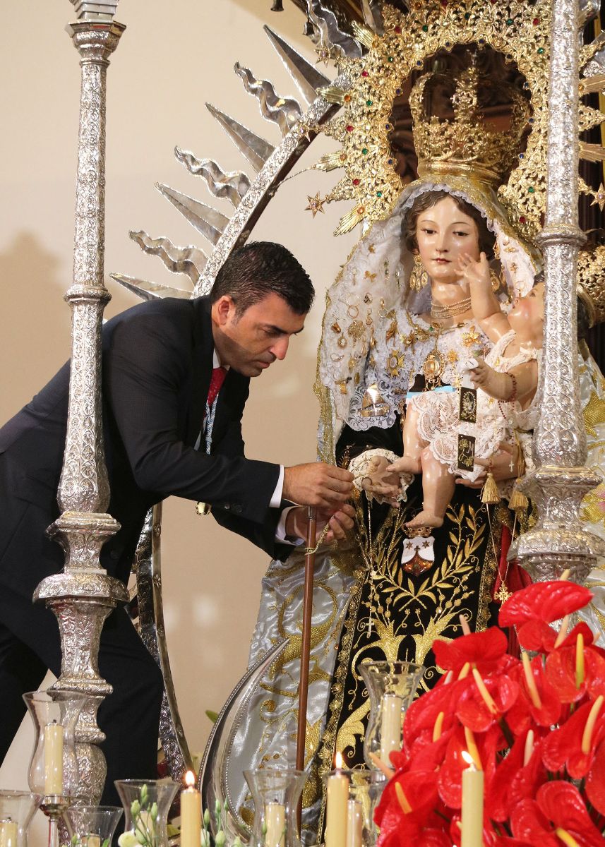 Domínguez, en el momento de entregar el bastón de mando a la Virgen. DA
