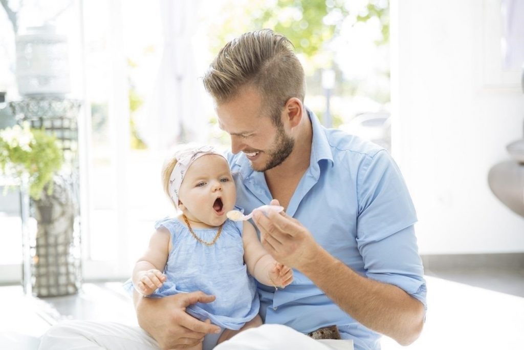 Los padres que tengan un hijo a partir del jueves disfrutarán de una semana más de permiso. | EP